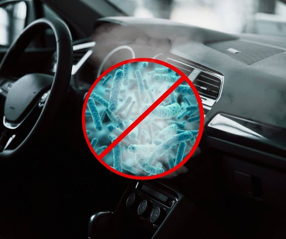 Mobiele autodetailer brengt speciale geurneutraliserende spray aan in auto interieur op locatie.